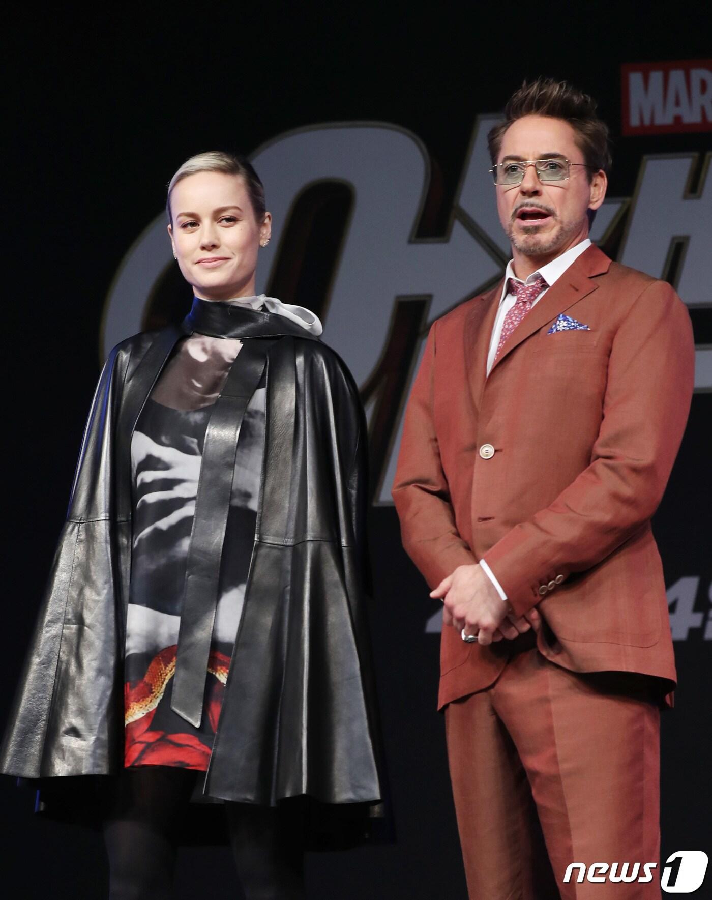 본문 이미지 - 할리우드 배우 브리 라슨(왼쪽), 로버트 다우니 주니어가 15일 오전 서울 종로구 포시즌스 호텔에서 열린 할리우드 영화 ‘어벤져스 : 엔드게임(Avengers : Endgame)’ 내한 기자회견에 참석해 포즈를 취하고 있다. ‘어벤져스 : 엔드게임’은 인피니티 워 이후, 지구의 마지막 희망을 위해 살아남은 어벤져스 조합과 빌런 타노스의 최강 전투를 그린 영화이다. 2019.4.15/뉴스1 ⓒ News1 권현진 기자