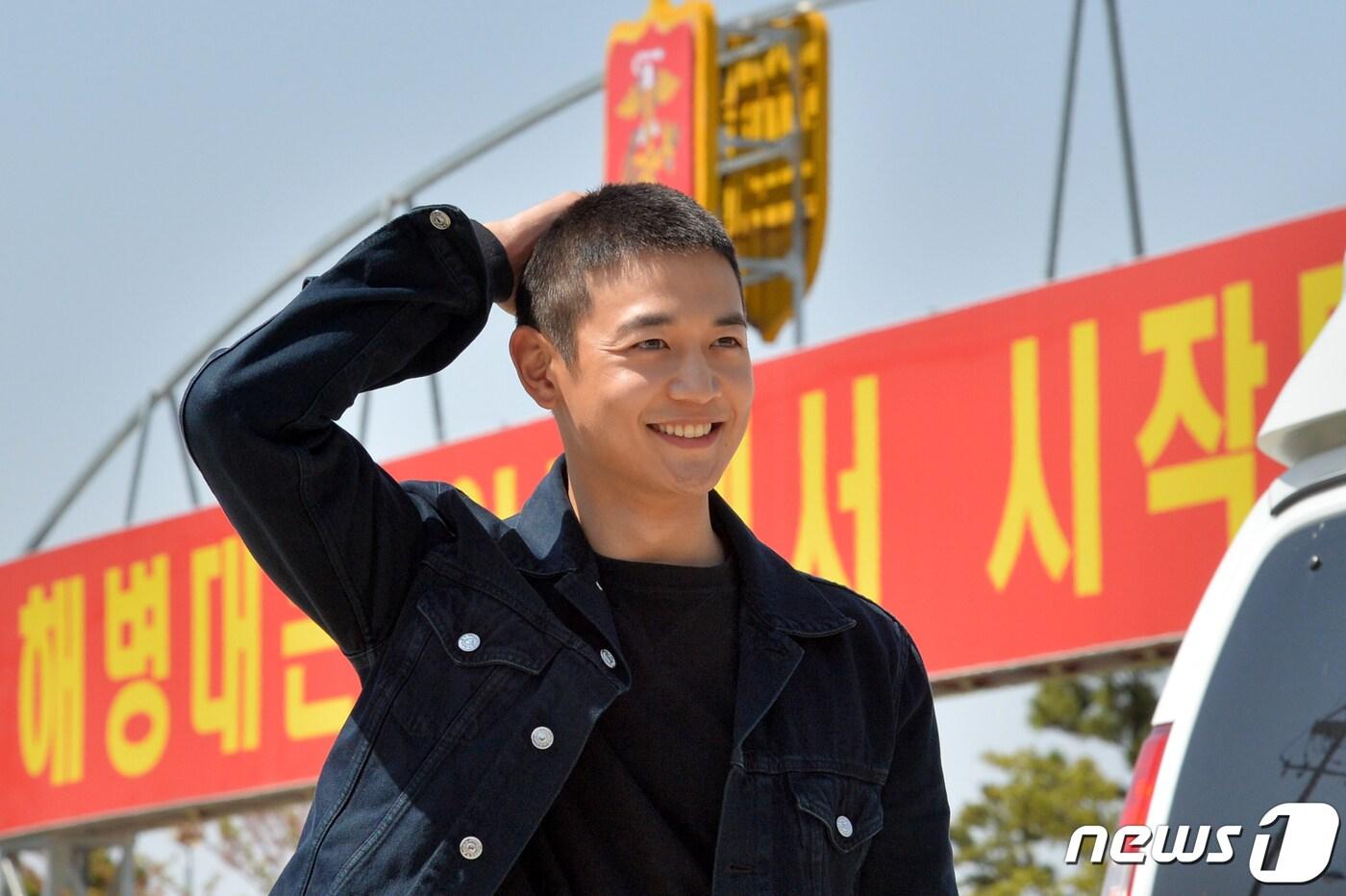 해병대 입대를 앞둔 샤이니 민호가 15일 오후 경북 포항시 남구 오천읍 해병대교육단 정문 앞에서 펜들과 인사를 나누고 있다. 민호는 해병대 1245기로 6주간의 훈련을 받은 후 배치된다.2019.4.15/뉴스1 ⓒ News1 최창호 기자