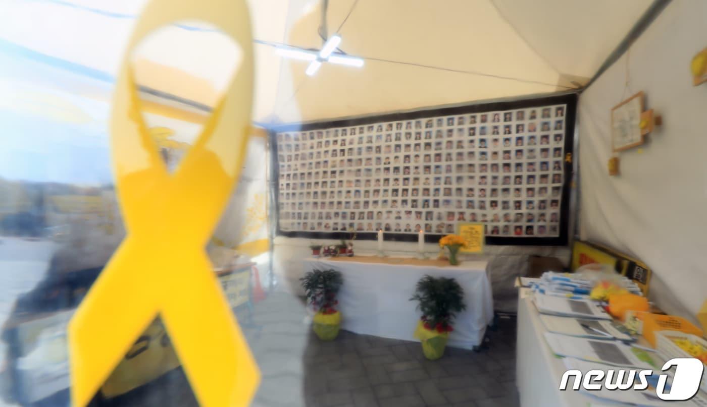 본문 이미지 - 4·16 세월호참사 5주기를 하루 앞둔 15일 전북 전주시 풍남문에 운영되고 있는 세월호 추모 분향소. 2019.4.15/뉴스1 ⓒ News1