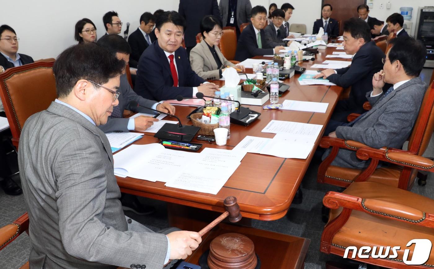 본문 이미지 - 김성태 국회 과학기술정보방송통신위원회 정보통신방송법안심사소위원회 위원장이 지난 416일 서울 여의도 국회에서 열린 정보통신방송법안심사소위원회를 주재하고 있다. 이날 이후로 2소위원회는 아직 열리지 않고 있다. 2019.4.16/뉴스1 ⓒ News1 이종덕 기자