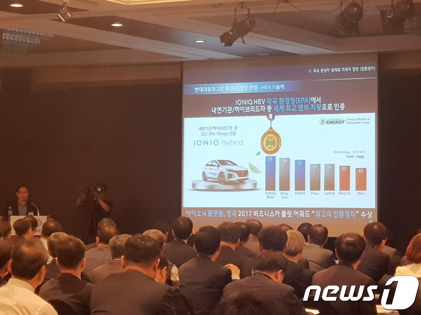 본문 이미지 - 이기상 현대엔지비 대표이사가 16일 오후 서울 양재동 더케이호텔에서 열린 '2019 춘계 자동차부품산업 발전전략 세미나'에서 주제발표를 하고 있다. ⓒ 뉴스1