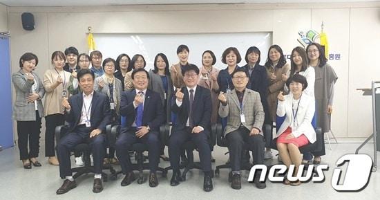 본문 이미지 - 금홍섭 원장과 현장점검단원들이 발대식에서 손하트를 하고 있다. ⓒ 뉴스1