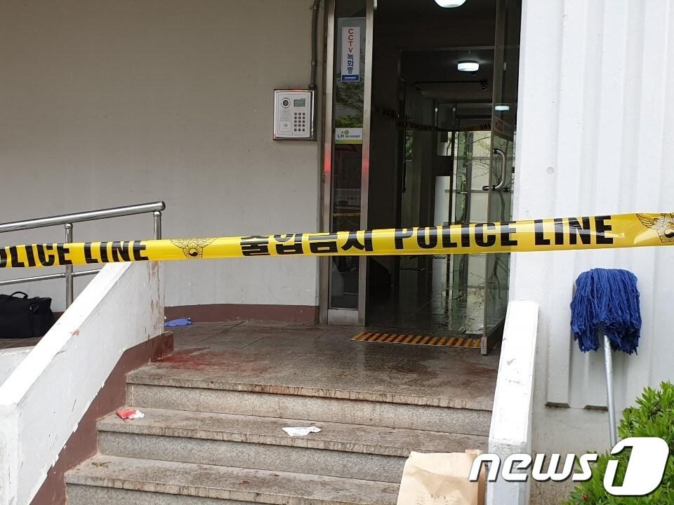 본문 이미지 - 17일 오전 4시 30분께 경남 진주시 가좌동의 한 아파트에 거주하는 40대 남성 안 모(43)씨가 본인 집에 불을 지른 뒤 계단에서 대피하는 이웃 주민들을 상대로 흉기를 휘둘러 5명이 숨지고 10명이 다쳤다. 안 씨는 임금 체불에 불만을 품고 이 같은 방화를 벌인 것으로 알려졌다. 2019.4.17/뉴스1 ⓒ News1 여주연 기자