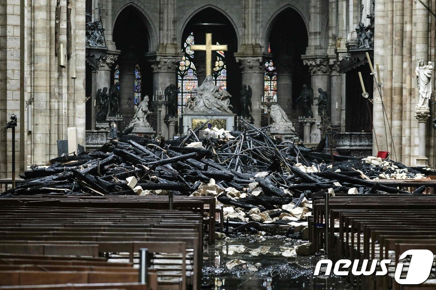 파리 노트르담 대성당의 화재가 완전히 진압된 뒤 성당의 내부에 폭격을 맞은 듯 잔해와 돌무더기들이 쌓여있는 모습이 보인다. 에마뉘엘 마크롱 프랑스 대통령은 이날 화재로 피해를 입은 노트르담 대성당을 5년 내 복원하겠다고 밝히며 프랑스 국가 상징의 재건에 국민적 단합을 보여 달라고 호소했다. ⓒ AFP=뉴스1 ⓒ News1 우동명 기자