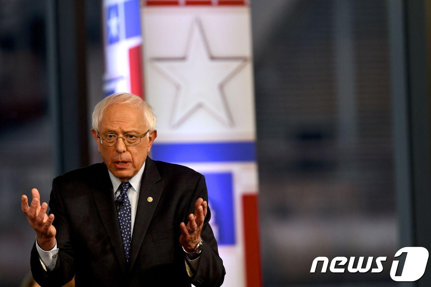 미국 민주당 대권주자인 버니 샌더스 상원의원이 15일(현지시간) 펜실베이니아 베들레헴에서 열린 타운홀 미팅에서 청중에게 연설을 하고 있다. 이날 타운홀 미팅은 폭스뉴스를 통해 방송됐다.ⓒ AFP=뉴스1