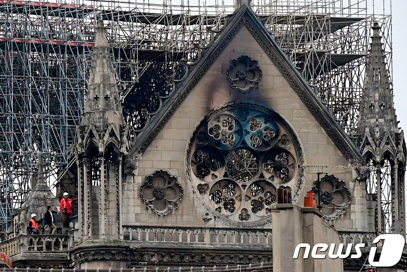 16일(현지시간) 파리 노트르담 대성당의 화재가 진압된 뒤 검게 그을린 지붕의 모습. @ AFP=뉴스1 ⓒ News1 