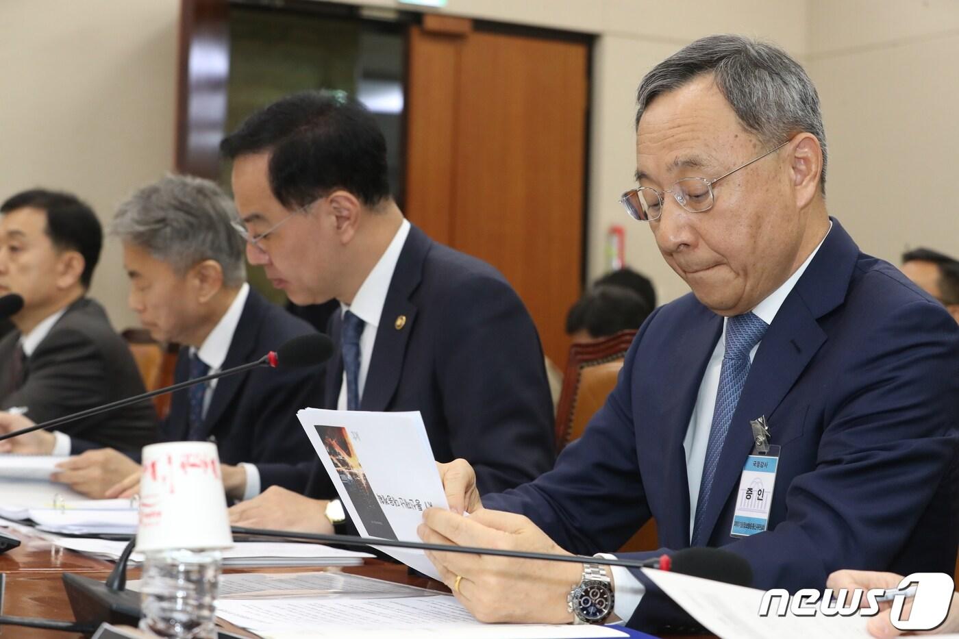 황창규 KT 회장이 17일 서울 여의도 국회에서 열린 제1차 과학기술정보방송통신위원회 전체회의에 참석해 자료를 살펴보고 있다. 2019.4.17/뉴스1 ⓒ News1 이종덕 기자