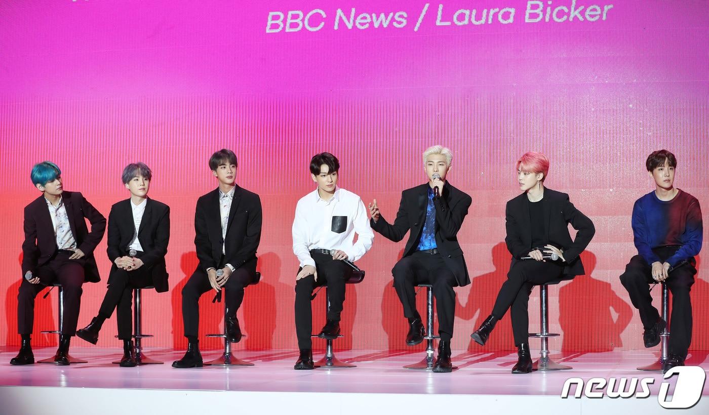 본문 이미지 - 방탄소년단(BTS) 뷔(왼쪽부터), 슈가, 진, 정국, RM, 지민, 제이홉이 17일 오전 서울 중구 동대문디자인플라자(DDP)에서 열린 'MAP OF THE SOUL : PERSONA(맵 오브 더 소울 : 페르소나)' 발매 기념 글로벌 기자 간담회에 참석해 인사말을 하고 있다. 방탄소년단 뷔, 슈가, 진 정국, RM, 지민, 제이홉의 이번 새 앨범은 미국의 ‘빌보드 200 앨범 차트’ 1위, 영국 ‘오피셜 앨범 차트’ 1위, ‘오리콘 디지털 앨범랭킹’ 1위를 차지하면서 글로벌 아티스트로서의 새 역사를 쓰고 있다. 2019.4.17/뉴스1 ⓒ News1 권현진 기자