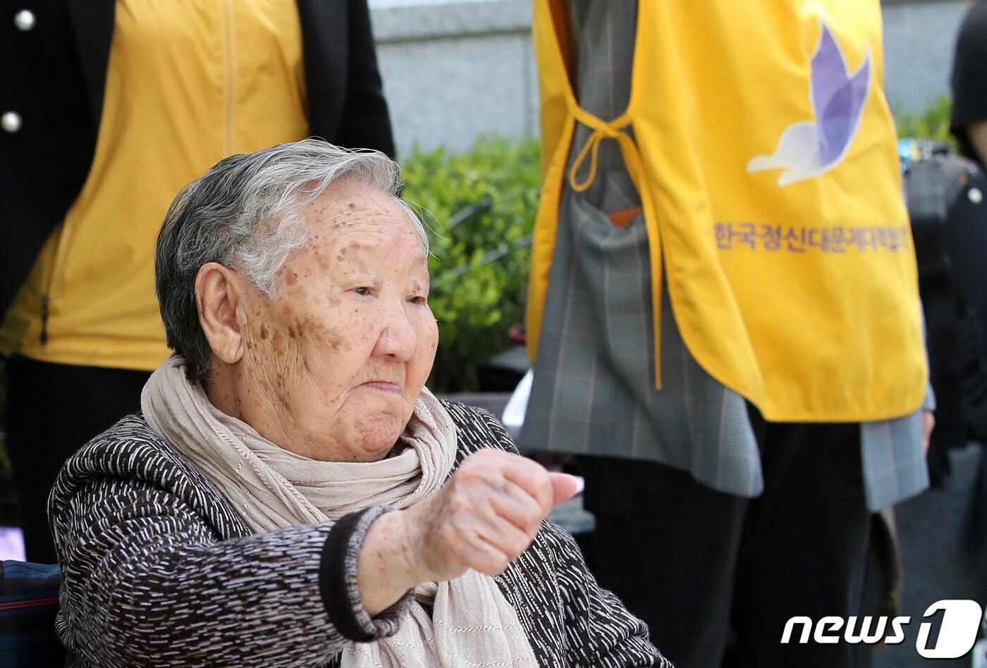 본문 이미지 - 서울 종로구 옛 일본대사관 앞에서 열린 일본군성노예제 문제해결을 위한 1383차 정기 수요시위에서 길원옥 할머니가 일본 정부의 사죄를 촉구하는 구호를 외치고 있다. 2019.4.17/뉴스1 ⓒ News1 오대일 기자
