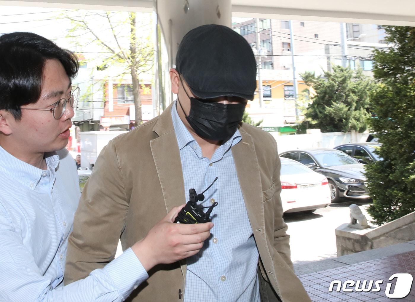 본문 이미지 - 이성현 버닝썬 공동대표가 17일 오후 서울 중랑구 지능범죄수사대에서 피의자 신분으로 조사를 받기 위해 출석하고 있다. 2019.4.17/뉴스1 ⓒ News1 구윤성 기자