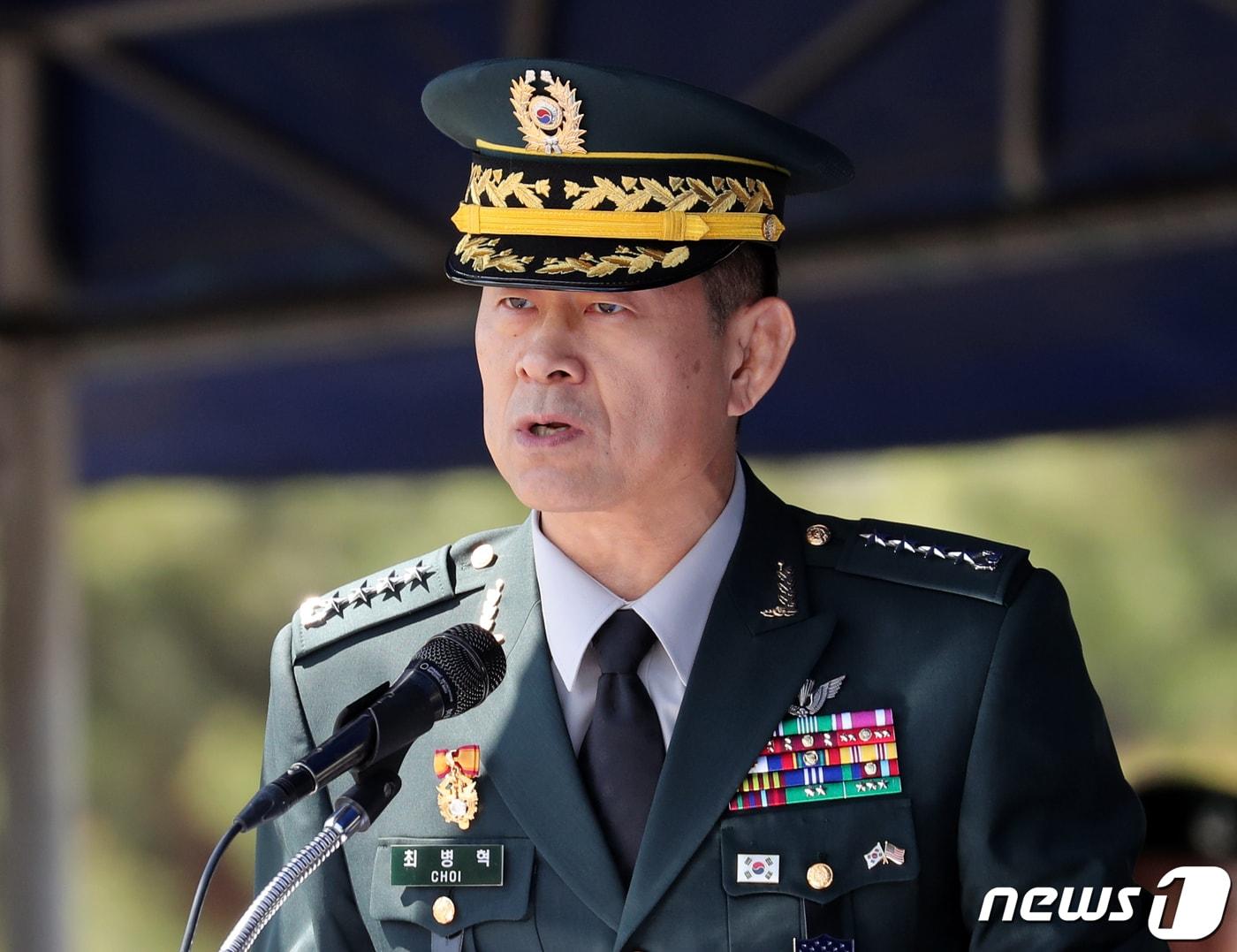 본문 이미지 - 최병혁 신임 한미연합군사령부 부사령관이 17일 서울 용산 미군기지 나이트필드 연병장에서 열린 한미연합군사령부 부사령관 이·취임식에서 취임사를 하고 있다. 2019.4.17/뉴스1 ⓒ News1 이재명 기자