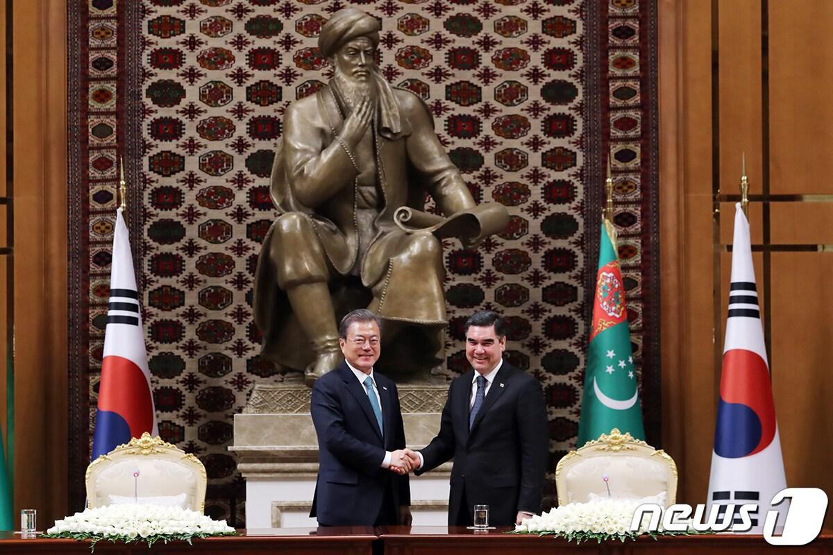 본문 이미지 - 문재인 대통령이 17일(현지시간) 투르크메니스탄 대통령궁에서 구르반굴리 베르디무하메도프 대통령과 정상회담 후 공동기자회견을 하고 있다. (청와대 제공)2019.4.18/뉴스1