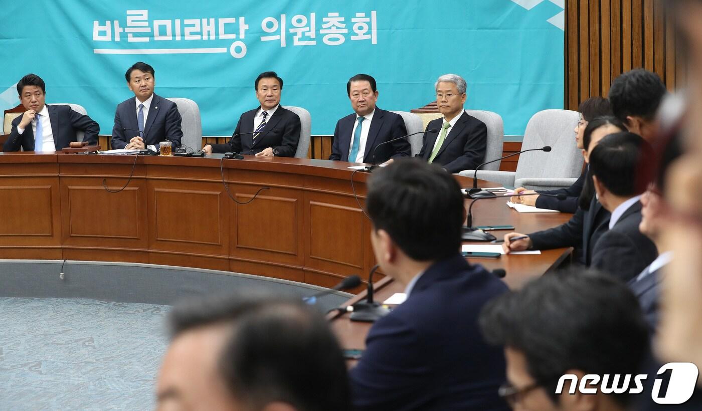 본문 이미지 - 손학규 바른미래당 대표, 김관영 원내대표 등이 지난 18일 오전 서울 여의도 국회에서 비공개로 열린 제54차 의원총회에서 공개로 전환하자는 지상욱, 하태경 의원들의 발언을 듣고 있다. 2019.4.18/뉴스1 ⓒ News1 임세영 기자