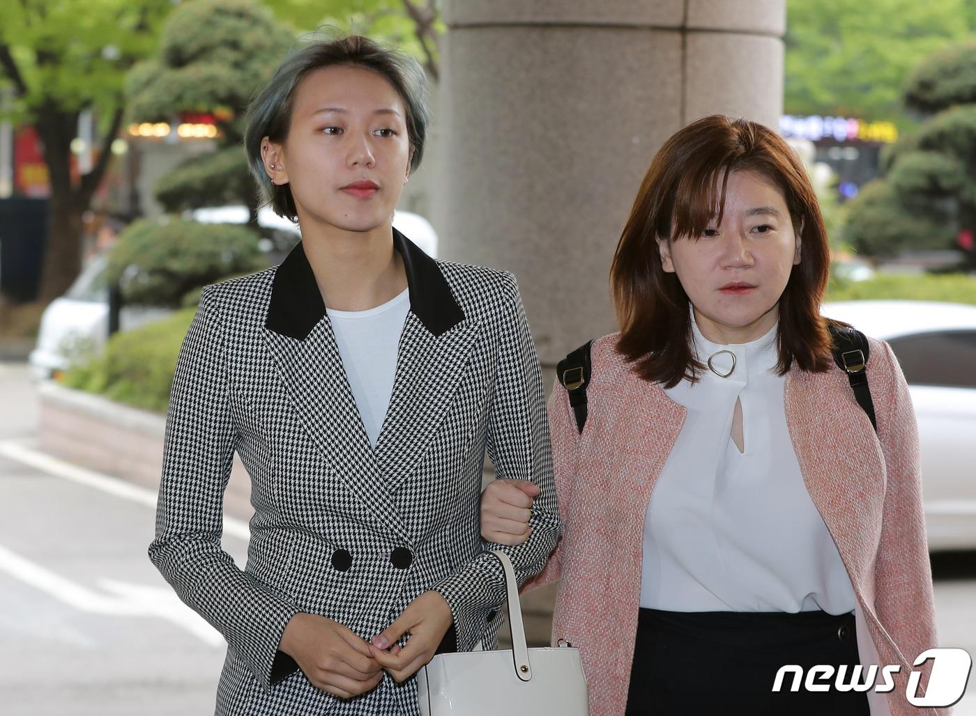 본문 이미지 - 유튜버 양예원(왼쪽)이 18일 오전 서울 마포구 서울서부지법에서 열린 ‘비공개 촬영회 모집책’ 최모씨의 항소심 선고공판을 방청하기 위해 법원에 들어서고 있다.2019.4.18/뉴스1 ⓒ News1 구윤성 기자