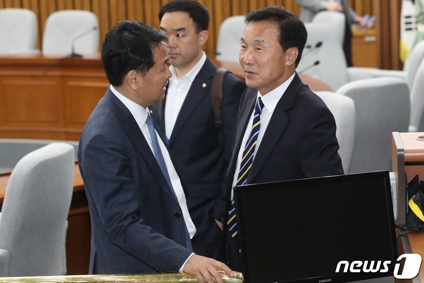 본문 이미지 - 손학규 바른미래당 대표가 18일 서울 여의도 국회에서 비공개로 열린 제54차 의원총회를 마치고 김관영 원내대표와 이야기를 나누고 있다. 2019.4.18/뉴스1 ⓒ News1 임세영 기자