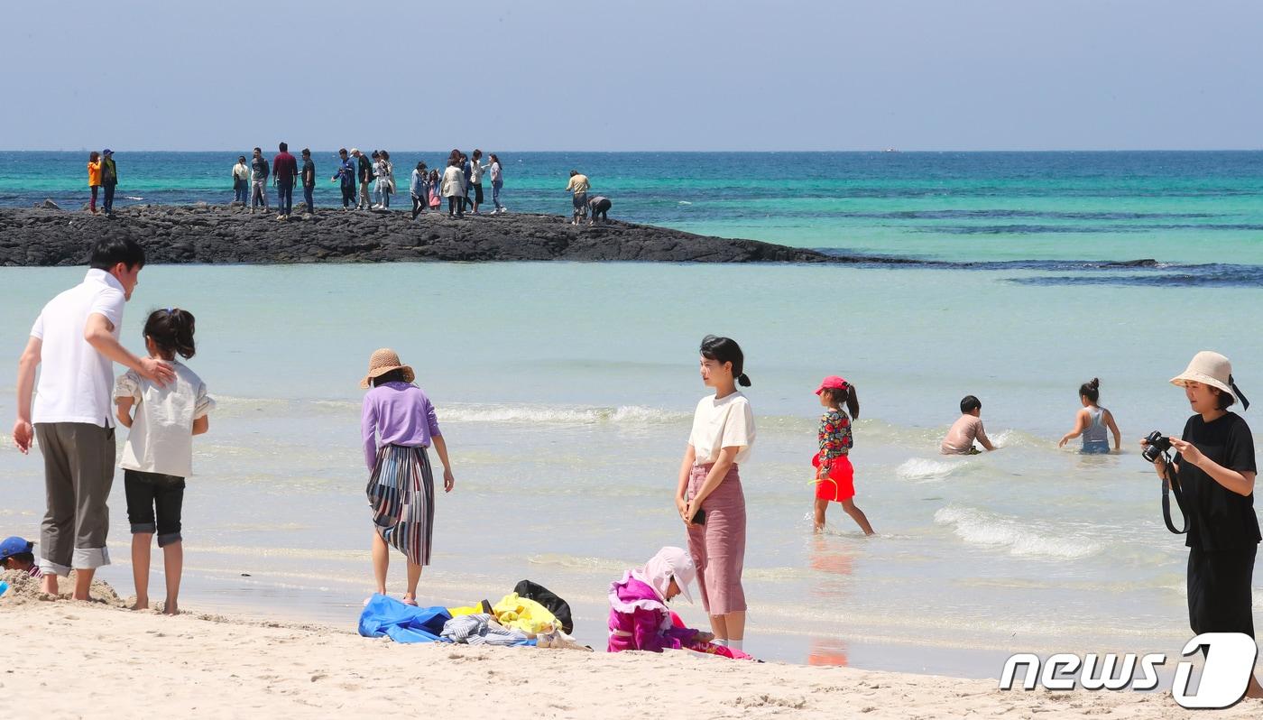 18일 제주시 한림읍 협재해수욕장에서 어린이들이 물놀이를 하며 즐거운 시간을 보내고 있다 ⓒ News1 이석형 기자
