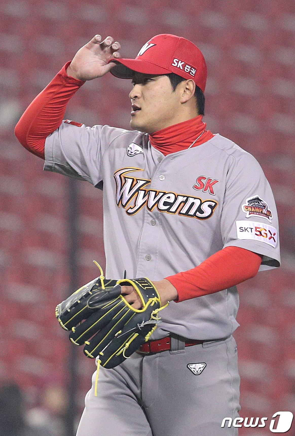 본문 이미지 - 18일 오후 서울 송파구 잠실야구장에서 열린 프로야구 '2019 신한은행 MY CAR KBO 리그' SK 와이번스와 두산 베어스의 경기 8회말 두산 공격 2사 만루 상황에서 SK 구원 하재훈이 류지혁을 땅볼로 처리한 후 안도하고 있다. 2019.4.18/뉴스1 ⓒ News1 신웅수 기자