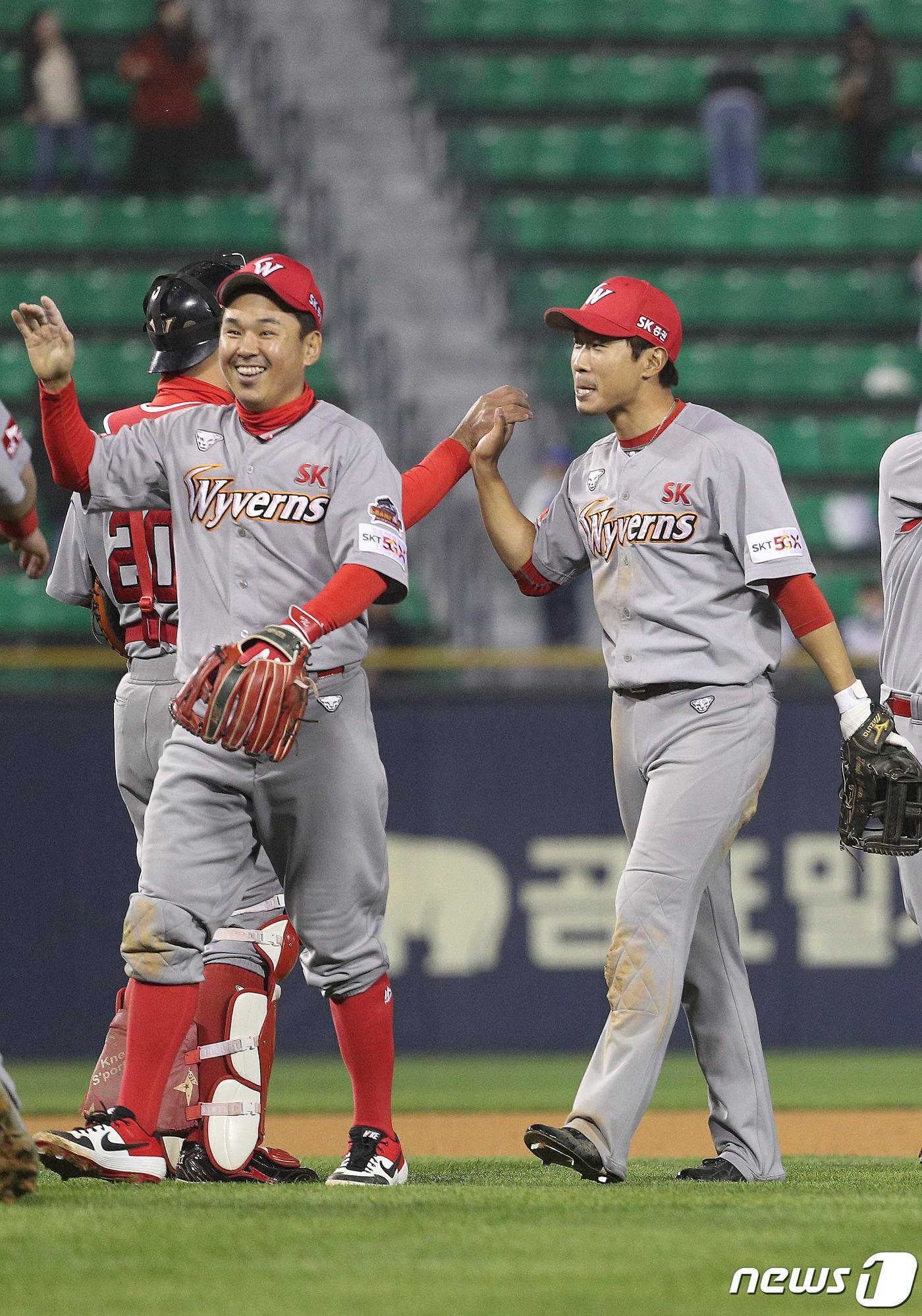 본문 이미지 - 18일 오후 서울 송파구 잠실야구장에서 열린 프로야구 '2019 신한은행 MY CAR KBO 리그' SK 와이번스와 두산 베어스의 경기에서 4대 3으로 승리한 후 SK 고종욱이 동료들과 자축하고 있다. 2019.4.18/뉴스1 ⓒ News1 신웅수 기자