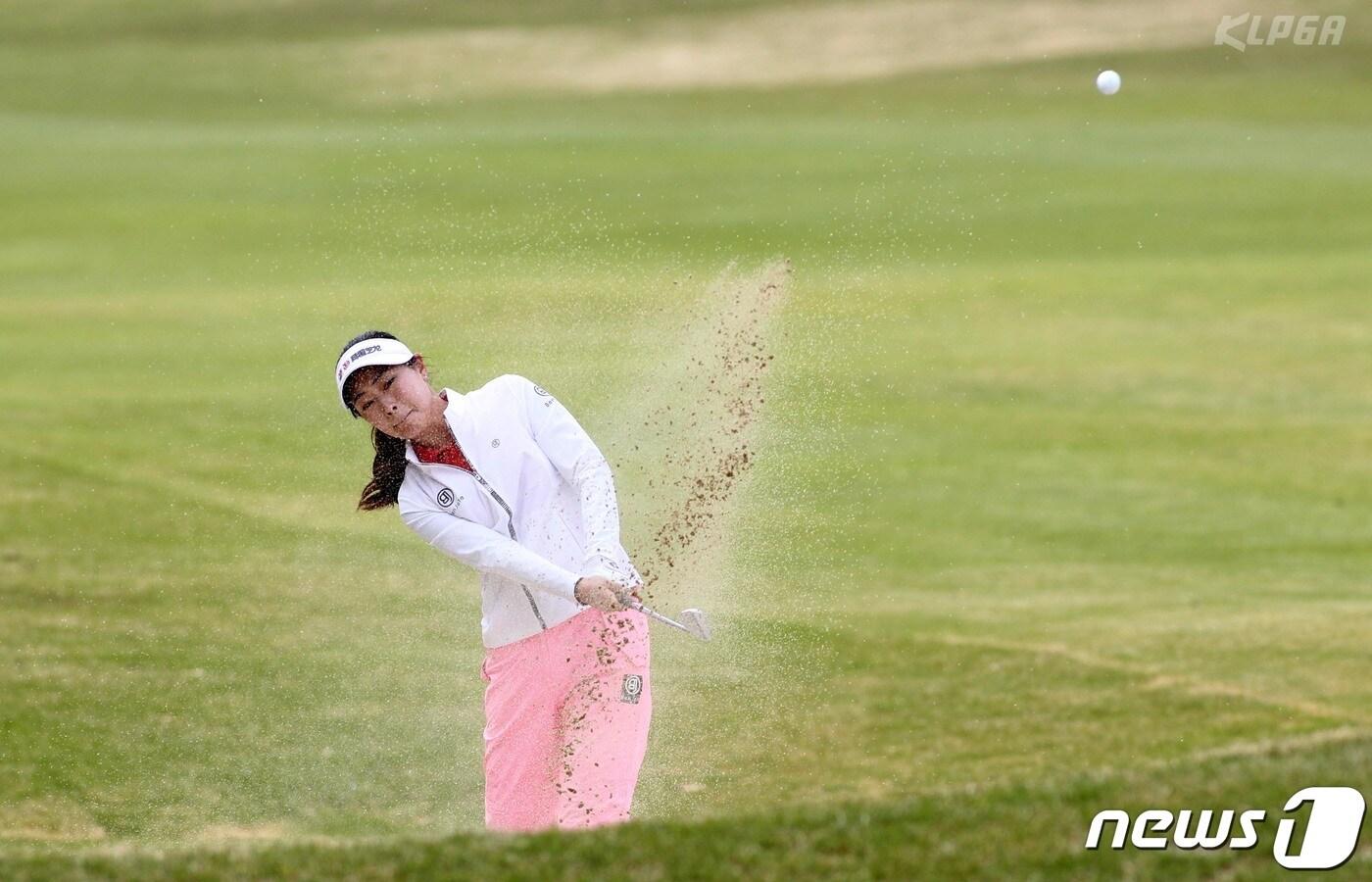 본문 이미지 - 수이 샹이 19일 경남 김해 가야CC에서 열린 ‘넥센-세인트나인 마스터즈 2019’ 1라운드 14번 홀에서 벙커샷을 하고 있다. (KLPGA 제공) 2019.4.19/뉴스1