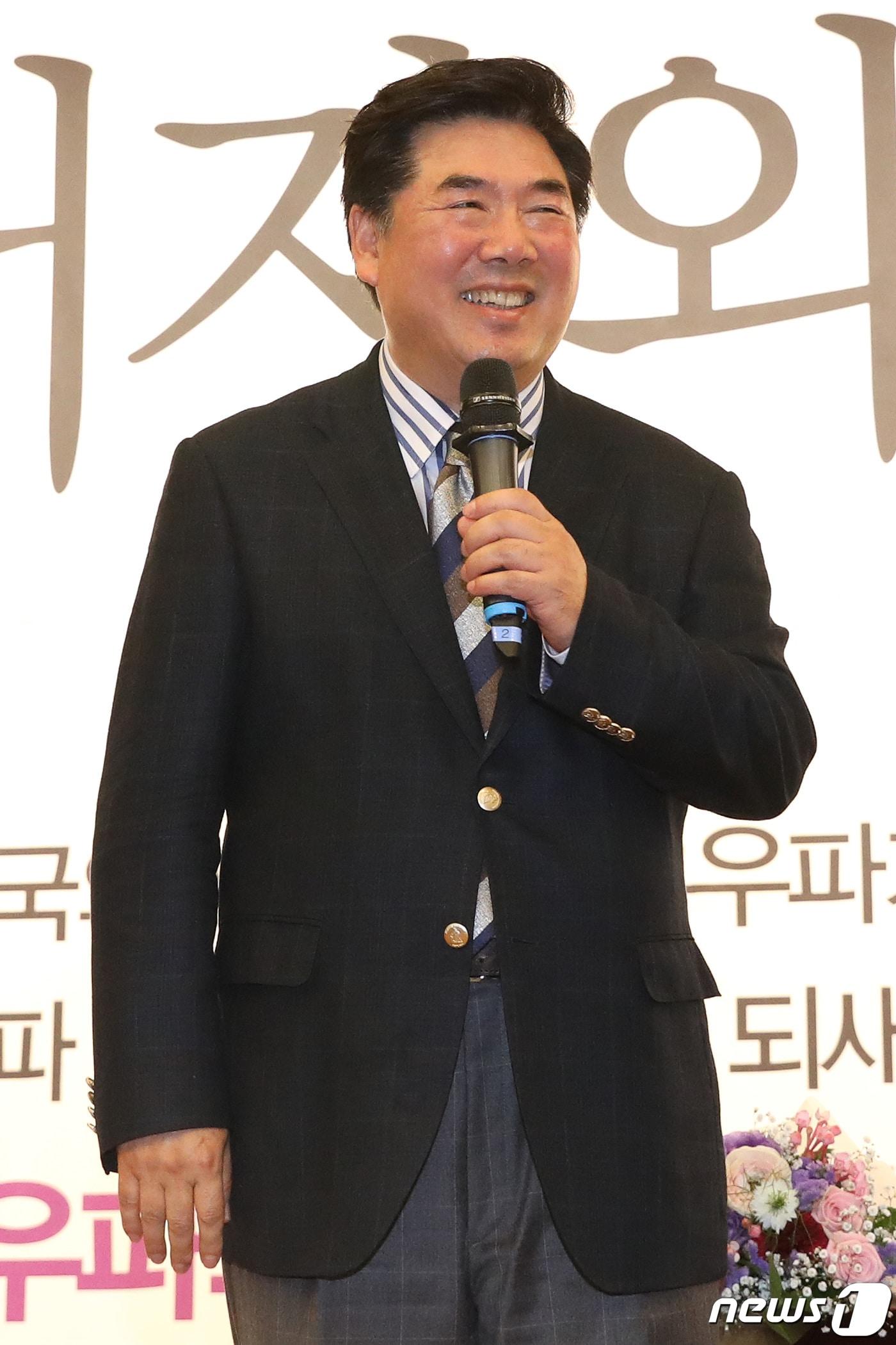 본문 이미지 - 정치평론가 고성국 박사가 19일 오후 서울 여의도 국회도서관 대강당에서 열린 '자유우파 필승 대전략'(고성국, 이종근 지음) 저자와의 대화에서 인사말을 하고 있다. 2019.4.19 ⓒ 뉴스1 임세영 기자