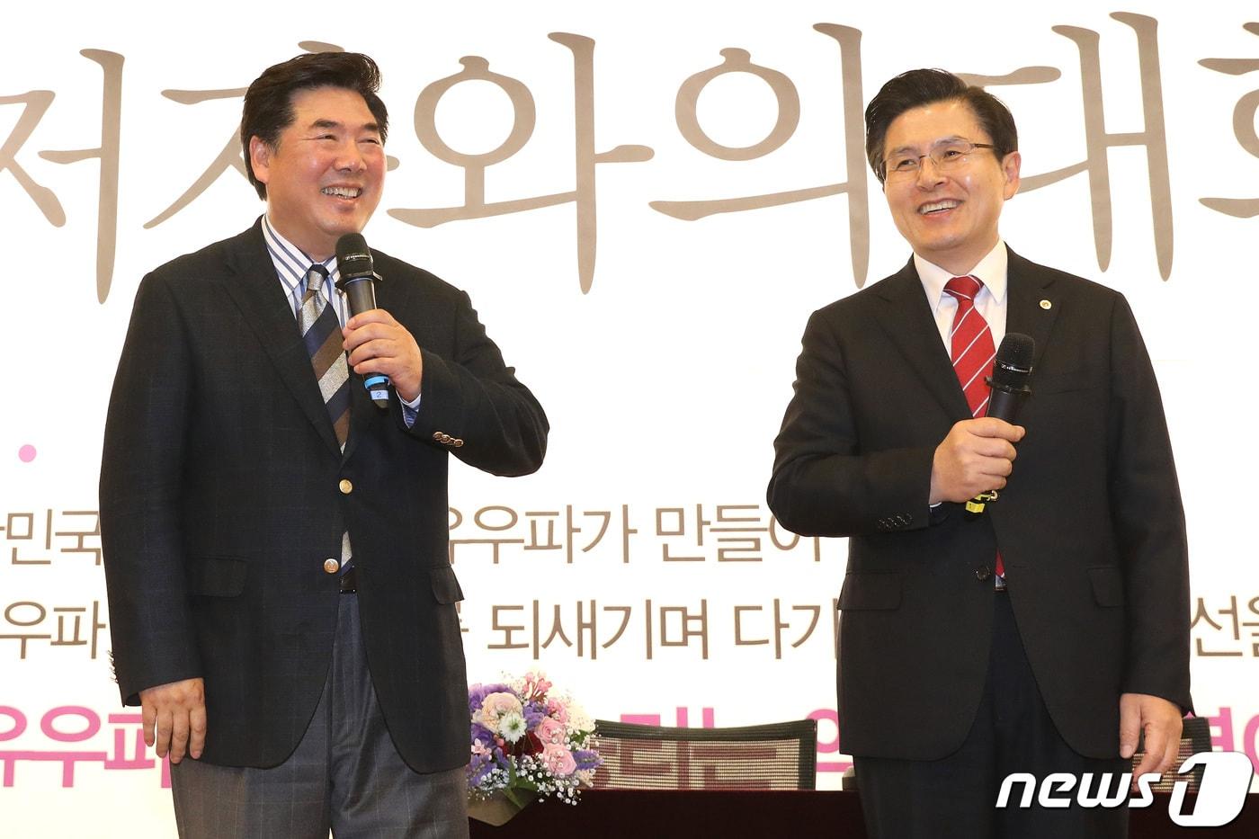 본문 이미지 - 황교안 자유한국당 대표가 19일 오후 서울 여의도 국회도서관 대강당에서 열린 '자유우파 필승 대전략'(고성국, 이종근 지음) 저자와의 대화에서 정치평론가 고성국 박사의 질문에 답하고 있다. 2019.4.19 ⓒ 뉴스1 임세영 기자