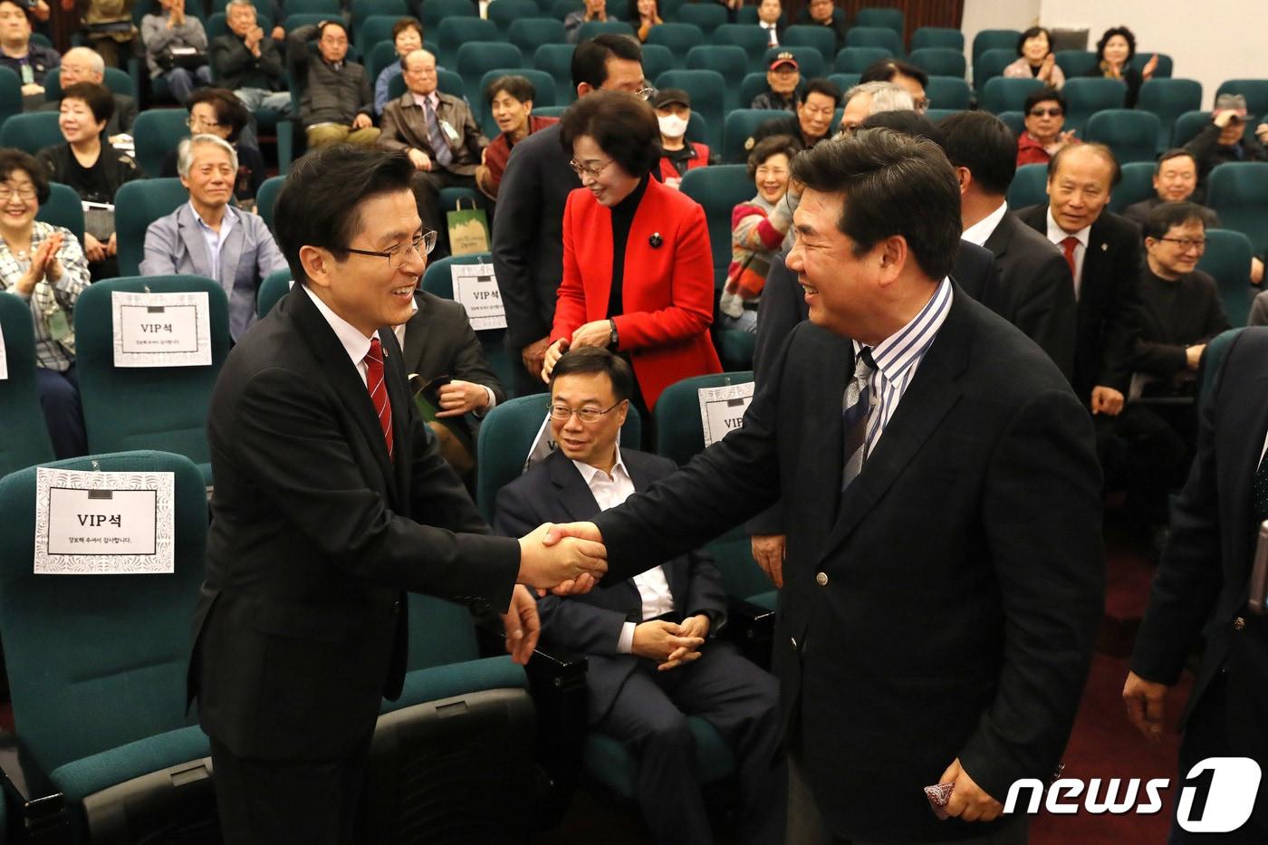 2019년 4월 19일 당시 황교안 자유한국당 대표와 정치평론가 고성국 박사가 서울 여의도 국회도서관 대강당에서 열린 '자유우파 필승 대전략'(고성국, 이종근 지음) 저자와의 대화에서 악수를 나누고 있다. 2019.4.19/뉴스1 ⓒ News1 임세영 기자