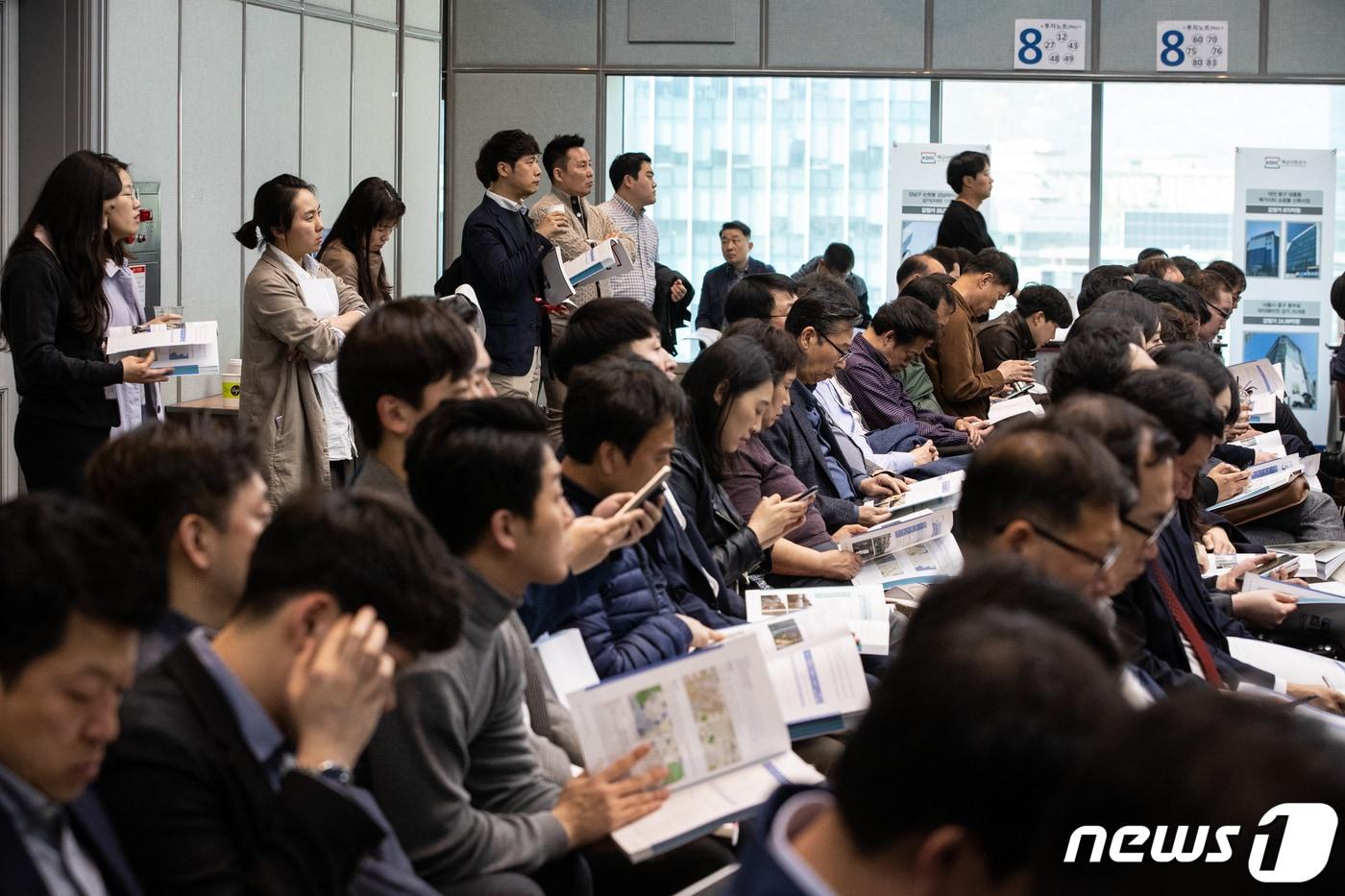 기관 및 개인 투자자들이 19일 서울 중구 예금보험공사에서 열린 '파산금융회사 담보 부동산 매각설명회'에서 담보부동산에 대한 설명을 경청하고 있다. 예금보험공사는 이날 설명회에 기관 및 개인 투자자 400여 명을 초청, 파산저축은행이 PF대출의 담보로 취득한 PF부동산 85개, 미술품 15점 등 예보가 매각중인 100여개 물건을 소개했다. 2019.4.19/뉴스1 ⓒ News1 유승관 기자