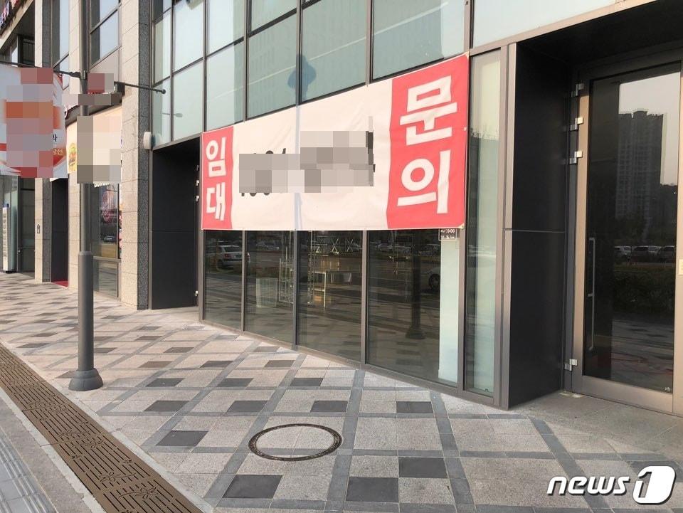 본문 이미지 - 임대문의를 걸어둔 세종시 상가 / 김희준 ⓒ 뉴스1
