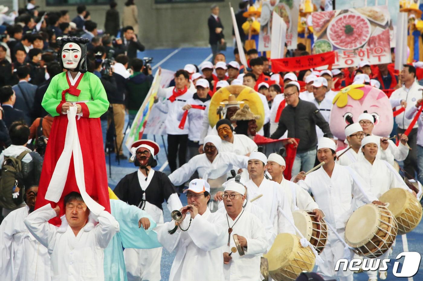본문 이미지 - 19일 경북 경산시민운동장에서 열린 제57회 경북도민체육대회 개회식에 참여한 23개 시·군 선수단이 다양한 퍼포먼스와 함께 입장하고 있다. ‘희망도시 경산에서 하나되는 경북의 힘!’이라는 슬로건 아래 오는 22일까지 나흘간 열전에 돌입하는 이번 도민체전에는 경북도내 23개 시·군 1만2000여 명의 선수단(선수 8600명·임원 3500명)이 육상, 테니스, 레슬링 등 총 26개 종목에 출전해 고장의 명예를 걸고 열띤 경쟁을 펼친다. 2019.4.19/뉴스1 ⓒ News1 정우용 기자