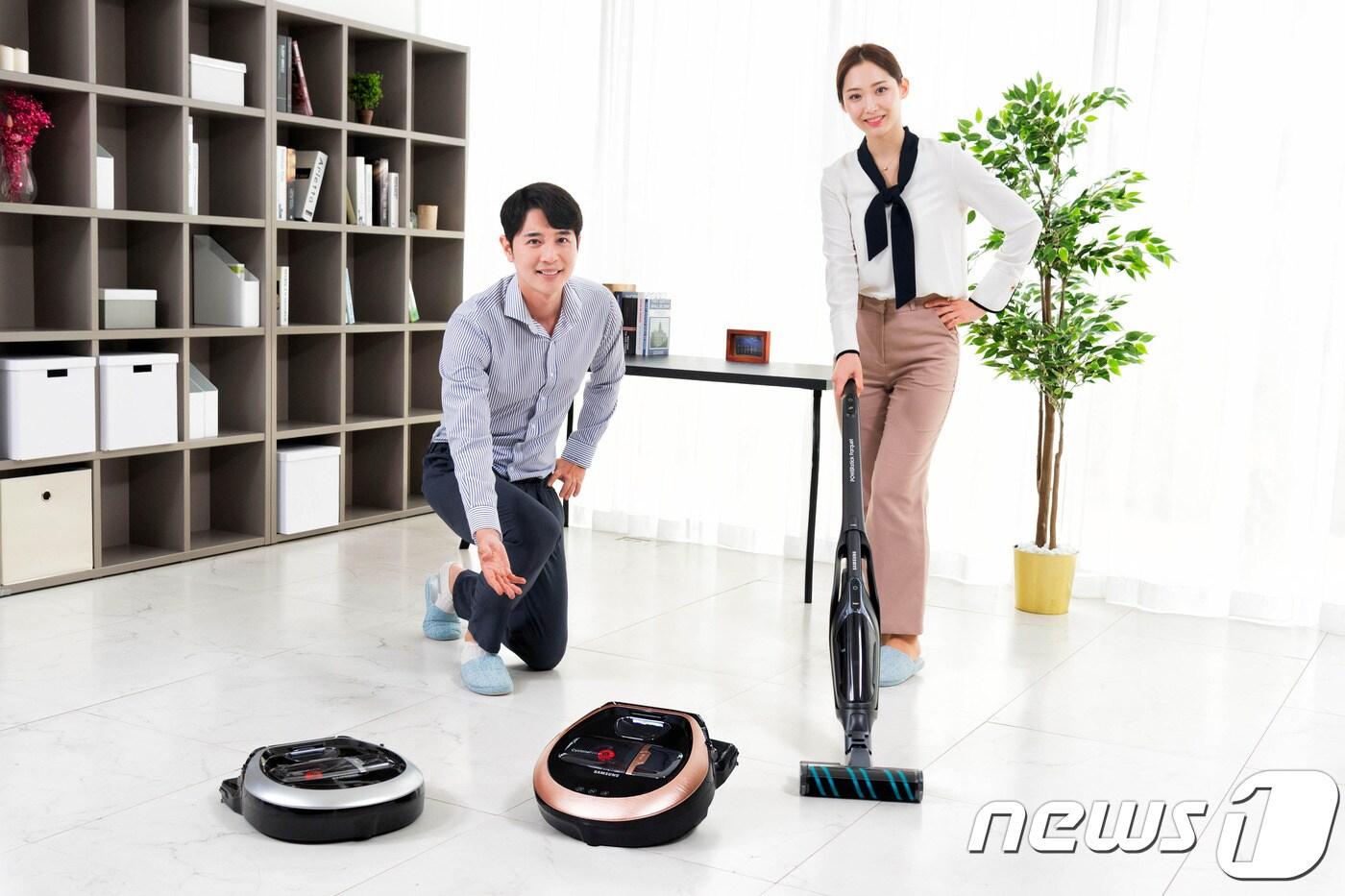 삼성전자는 한국 주거 환경에 맞춰 개발된 2019년형 로봇청소기 '파워봇'과 핸디 겸용 스틱청소기 '파워스틱' 신제품을 출시한다고 2일 밝혔다. 2019.4.2/뉴스1 (삼성전자 제공) ⓒ 뉴스1