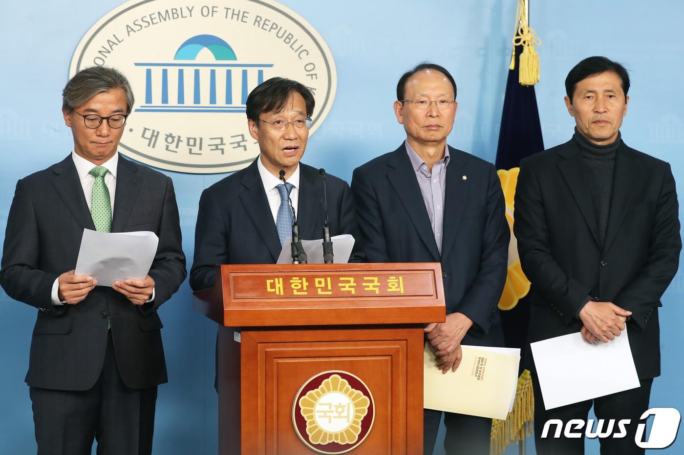 본문 이미지 - 유동수 더불어민주당 정무위원회 간사 및 소속 의원들이 2일 오후 서울 여의도 국회 정론관에서 기자회견을 갖고 국회 정무위원회 회의에 불참하고 있는 자유한국당 소속 정무위 의원들을 비판하고 있다. 2019.4.2/뉴스1 ⓒ News1 임세영 기자