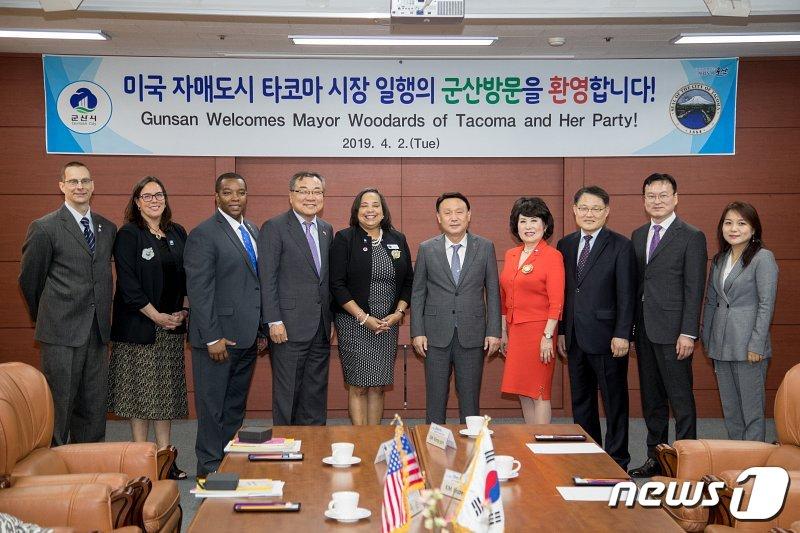 본문 이미지 - 미국 타코마시 우다스 시장 일행이 자매도시인 군산시를 2일 방문해 기념사진을 찍고 있다.ⓒ 뉴스1