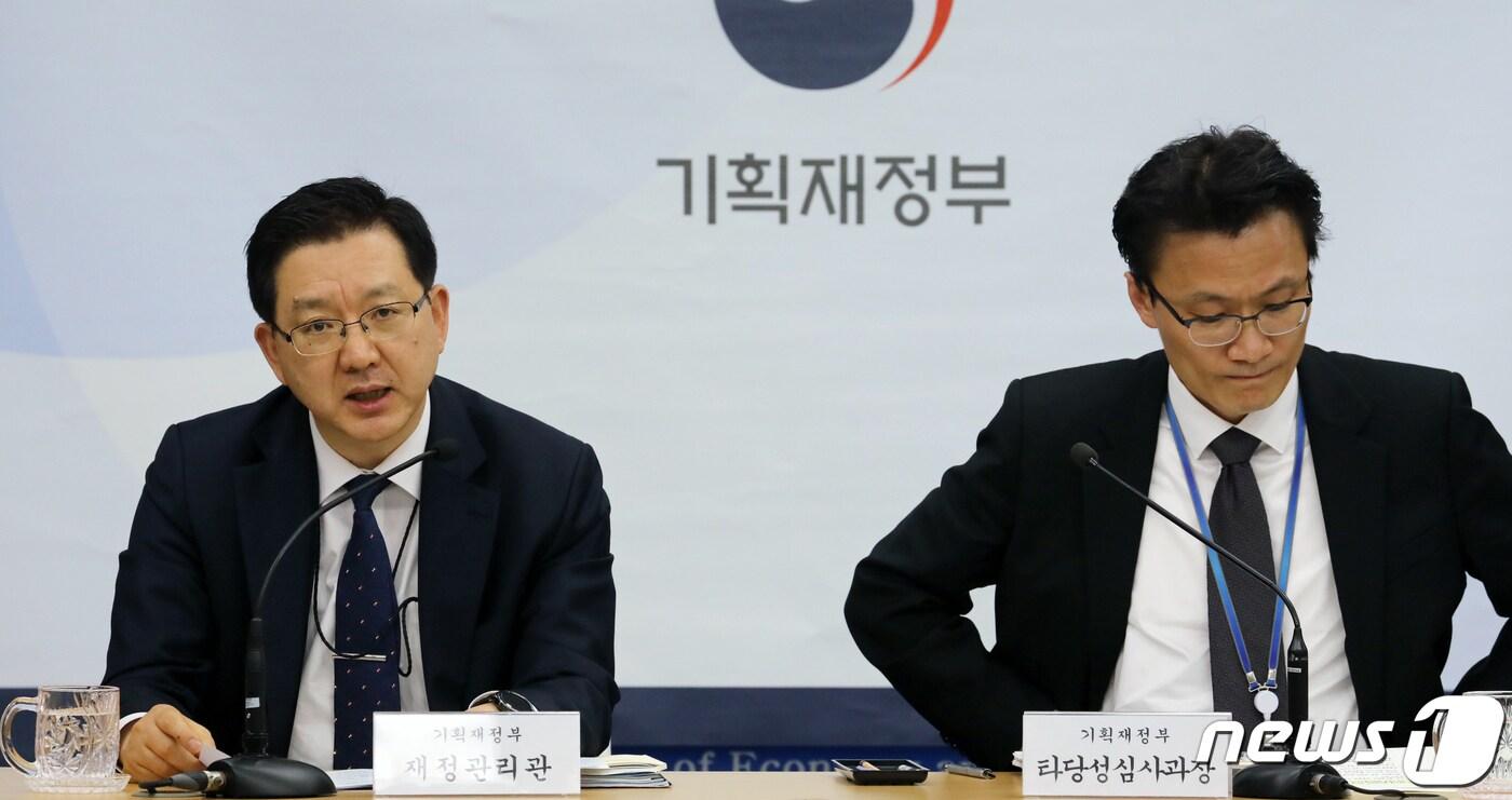 본문 이미지 - 이승철 기획재정부 재정관리관(왼쪽)이 지난 2일 정부세종청사 기재부 브리핑실에서 예비타당성조사 제도 개편방안 브리핑을 하고 있다. 2019.4.3/뉴스1 ⓒ News1 장수영 기자