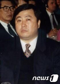 본문 이미지 - 김대중 전 대통령의 장남 김홍일 전 의원이 20일 오후 향년 71세로 별세했다.  사진은 94년 63빌딩에서 열린 아태평화재단 창립기념식에 참석한 모습. (김대중도서관 제공) 2019.4.20/뉴스1