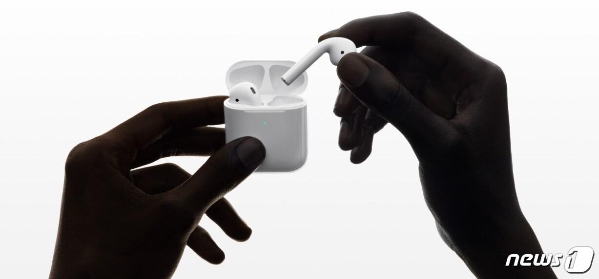 본문 이미지 - 애플의 무선 이어폰 '에어팟' 2세대 제품(출처 : 애플 홈페이지)ⓒ 뉴스1