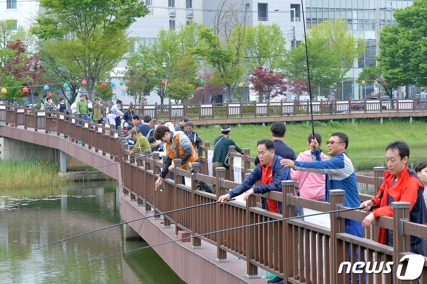 논산시가 탑정호 인근 수계에서 총 800kg 이상의 큰입배스를 포획하는 것을 목표로 생태계 교란 어종 퇴치 사업을 본격 추진한다. 사진은 광주 서구 운천저수지에서 열린 &#39;2019년 생태계 교란 외래어종 퇴치 행사&#39; 모습. &#40;사진은 기사 내용과 무관함&#41; / 뉴스1 ⓒ News1. 2019.4.21/뉴스1 ⓒ News1 한산 기자