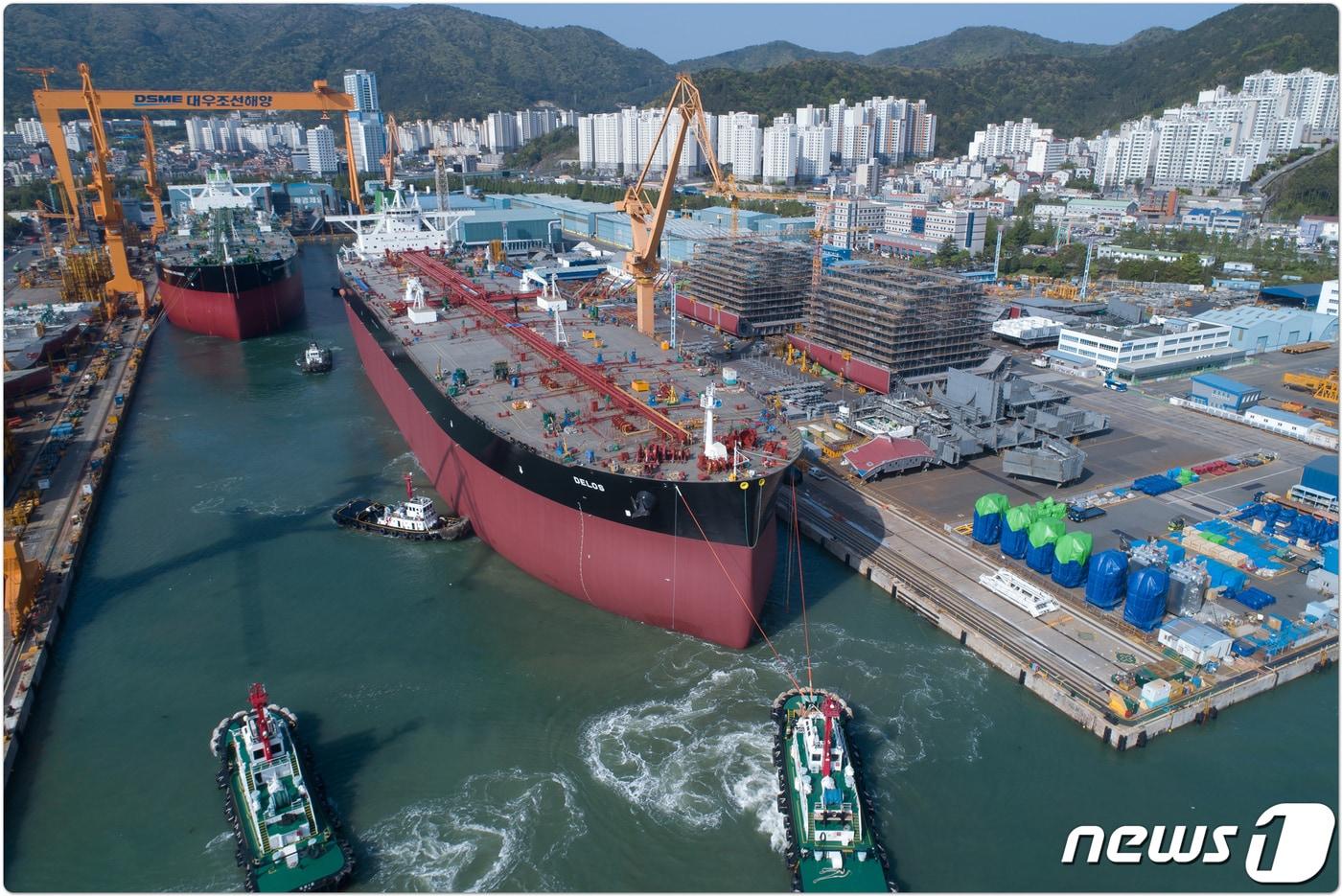 본문 이미지 - 2019년 대우조선해양(현 한화오션)에서 건조중인 VLCC가 진수되는 모습(자료사진, 한화오션 제공) 2019.4.22 ⓒ 뉴스1