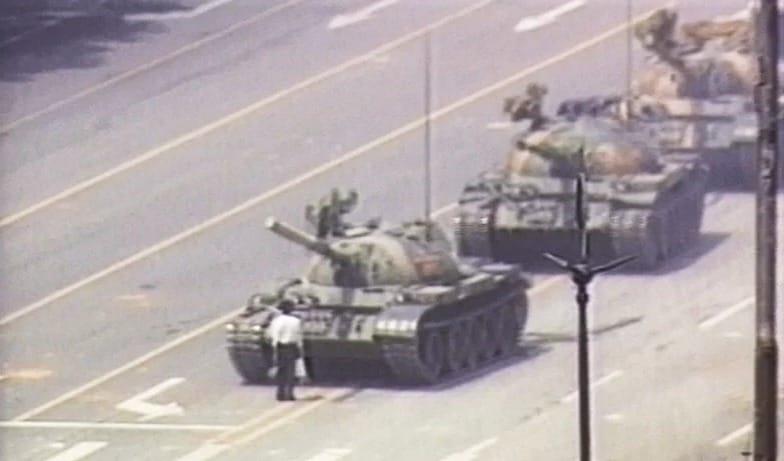 본문 이미지 - 천안문 사건 당시 맨몸으로 탱크를 저지하고 있는 한 시민. 천안문 사건을 상징하는 역사의 한컷이다. - 바이두 갈무리