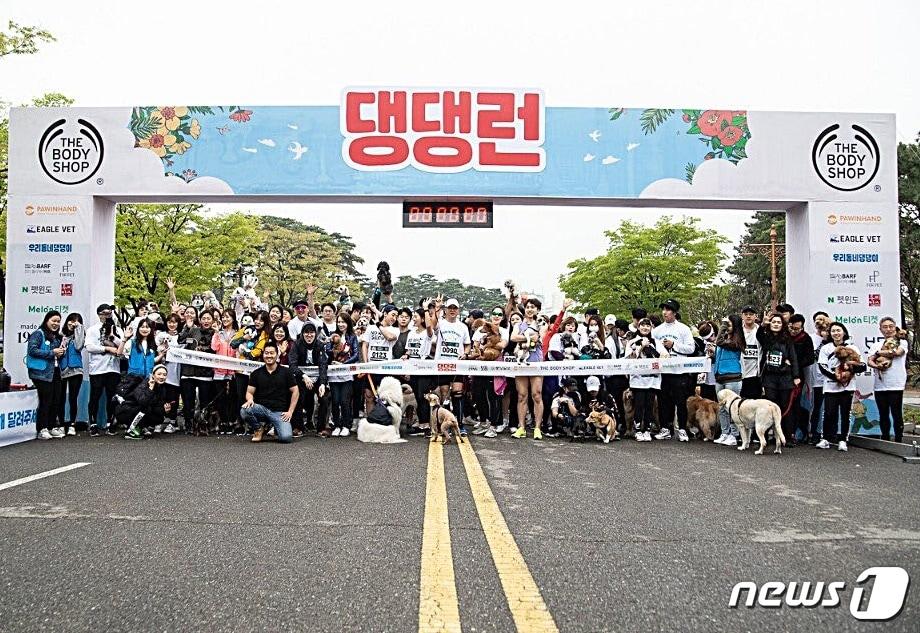 본문 이미지 - 반려견마라톤 '댕댕런'이 21일 서울시 마포구 상암동 평화의 공원에서 열렸다. 사진 더바디샵 제공 ⓒ 뉴스1