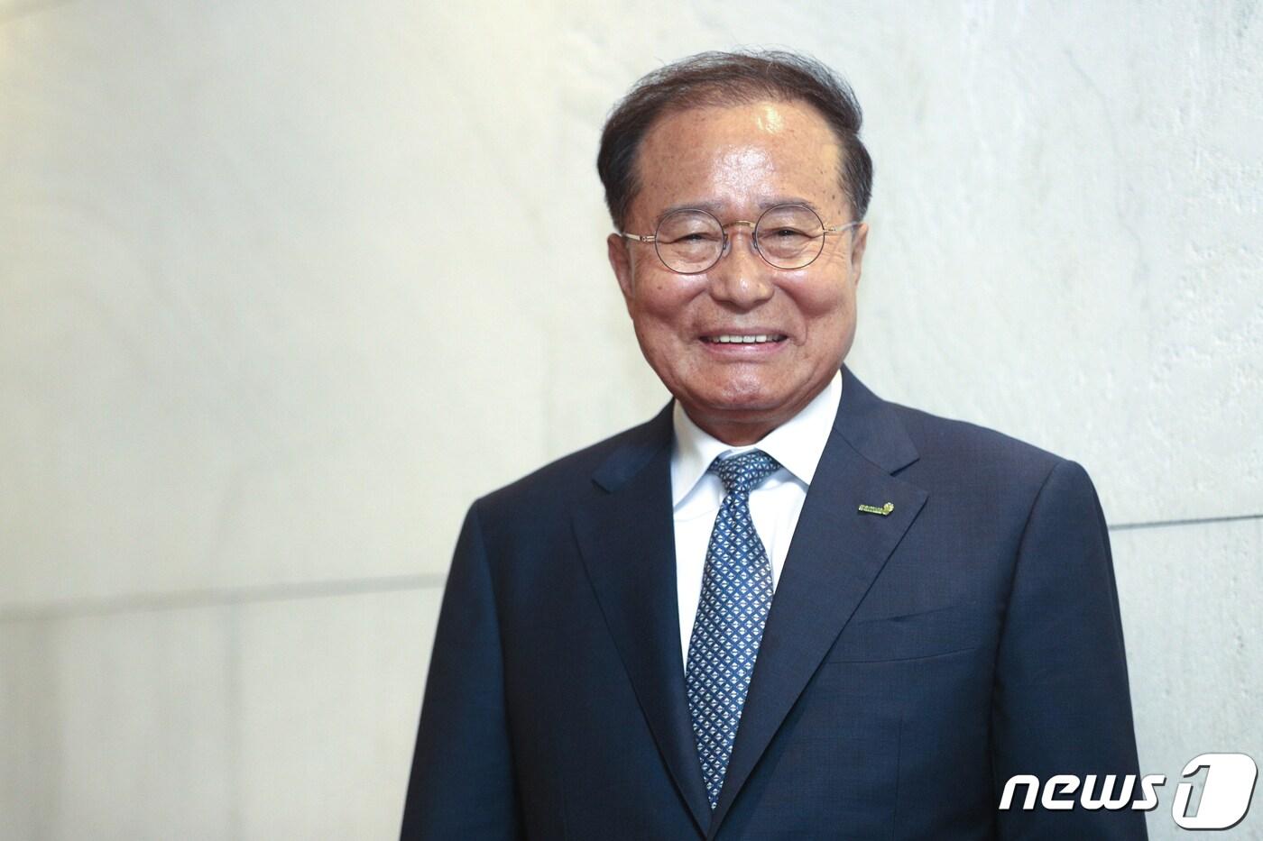 22일 서울 중구 플라자호텔에서 열린 한국건축물유지관리협회 제15대 회장 이취임식에서 구자관 신임 회장이 포즈를 취하고 있다. 2019.4.22/뉴스1 ⓒ News1 성동훈 기자