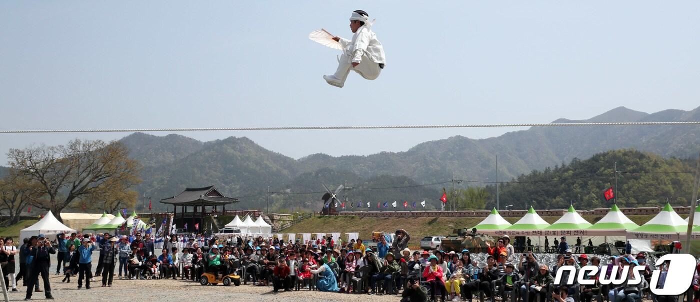 지난 21일 전남 강진군 병영면 일대에서 열린 '제22회 전라병영성축제'를 찾은 관광객들이 줄타기 공연을 보고 있다.(강진군 제공)2019.4.22/뉴스1 ⓒ News1 이종행 기자
