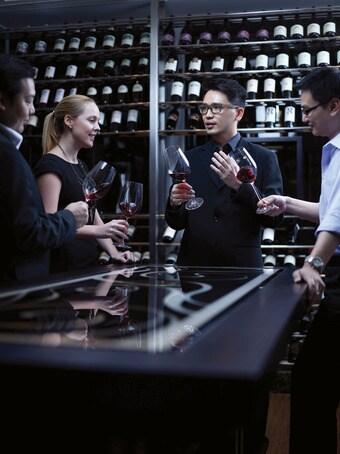 본문 이미지 - 코디스 호텔의 와인 테이스팅 프로그램. 이하 홍콩관광청 제공