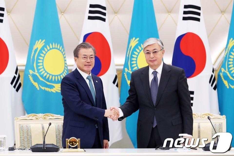 본문 이미지 - 2019년 4월 카자흐스탄 국빈 방문 당시 문재인 대통령과 카심-조마르트 토카예프 카자흐스탄 대통령 (청와대 제공) 2019.4.22/뉴스1