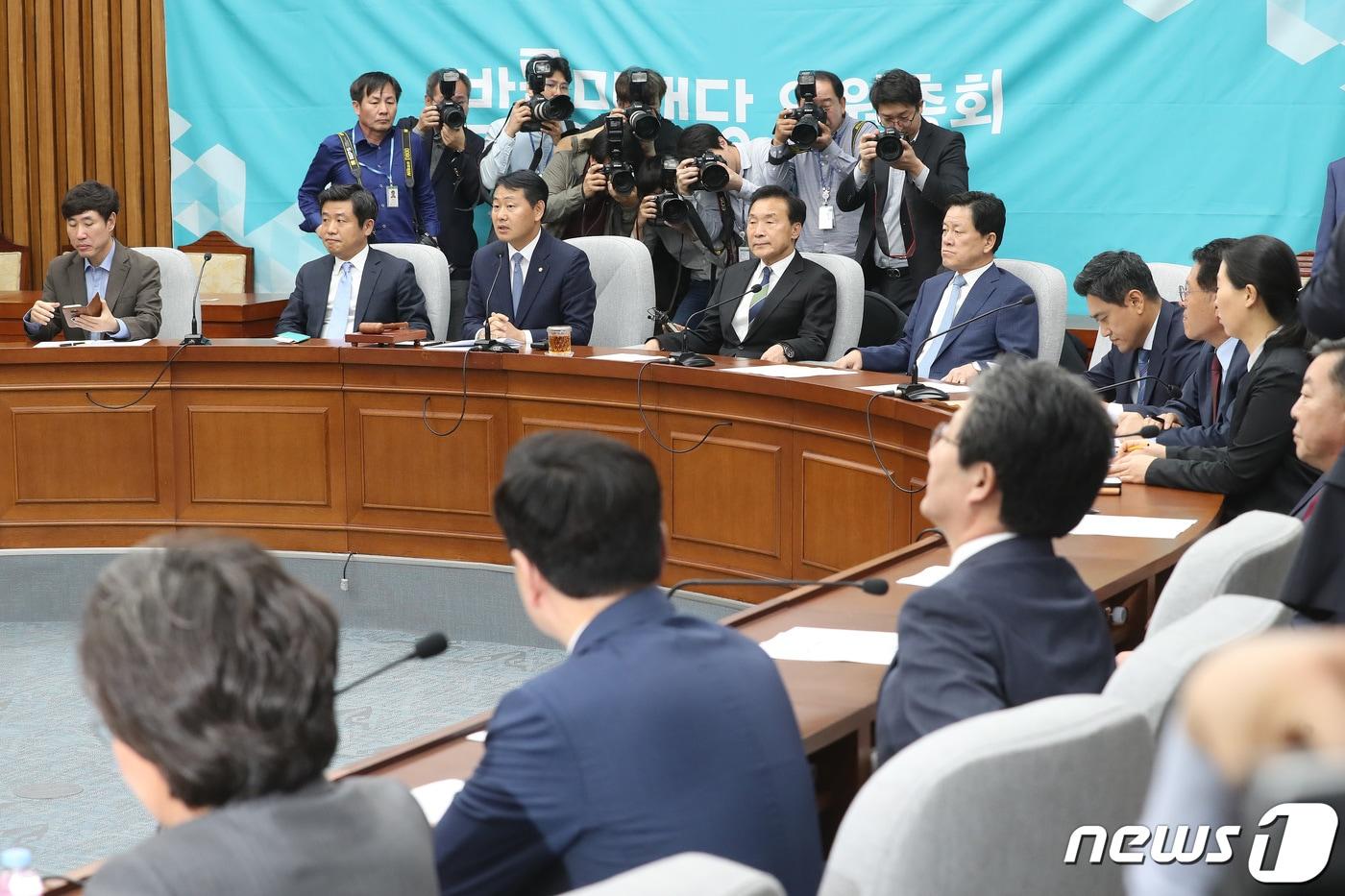 본문 이미지 - 김관영 바른미래당 원내대표가 23일 오전 서울 여의도 국회에서 열린 제55차 의원총회에서 발언을 하고 있다. 2019.4.23/뉴스1 ⓒ News1 임세영 기자