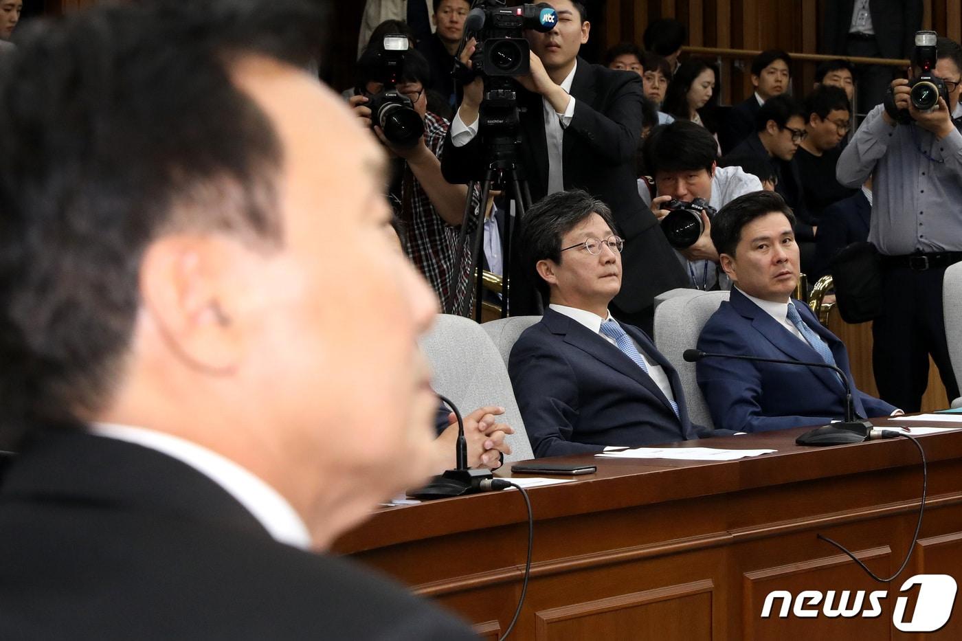 본문 이미지 - 유승민 지상욱 바른미래당 의원이 지난4월 23일 오전 서울 여의도 국회에서 열린 제55차 의원총회에서 손학규 대표를 바라보고 있다. 2019.4.23/뉴스1 ⓒ News1 임세영 기자