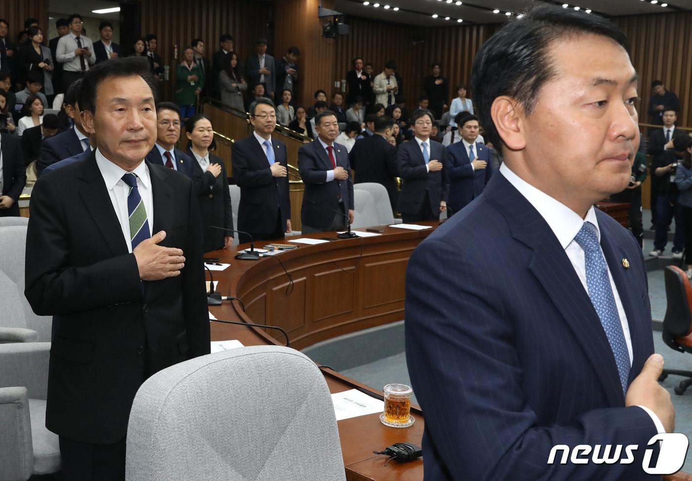 본문 이미지 - 손학규 바른미래당 대표, 김관영 원내대표 등이 23일 오전 서울 여의도 국회에서 열린 제55차 의원총회에서 국민의례를 하고 있다. 이날 의원총회에서는 선거제도 개편안 관련 패스트트랙(신속처리 안건) 추인을 시도한다. 2019.4.23/뉴스1 ⓒ News1 임세영 기자