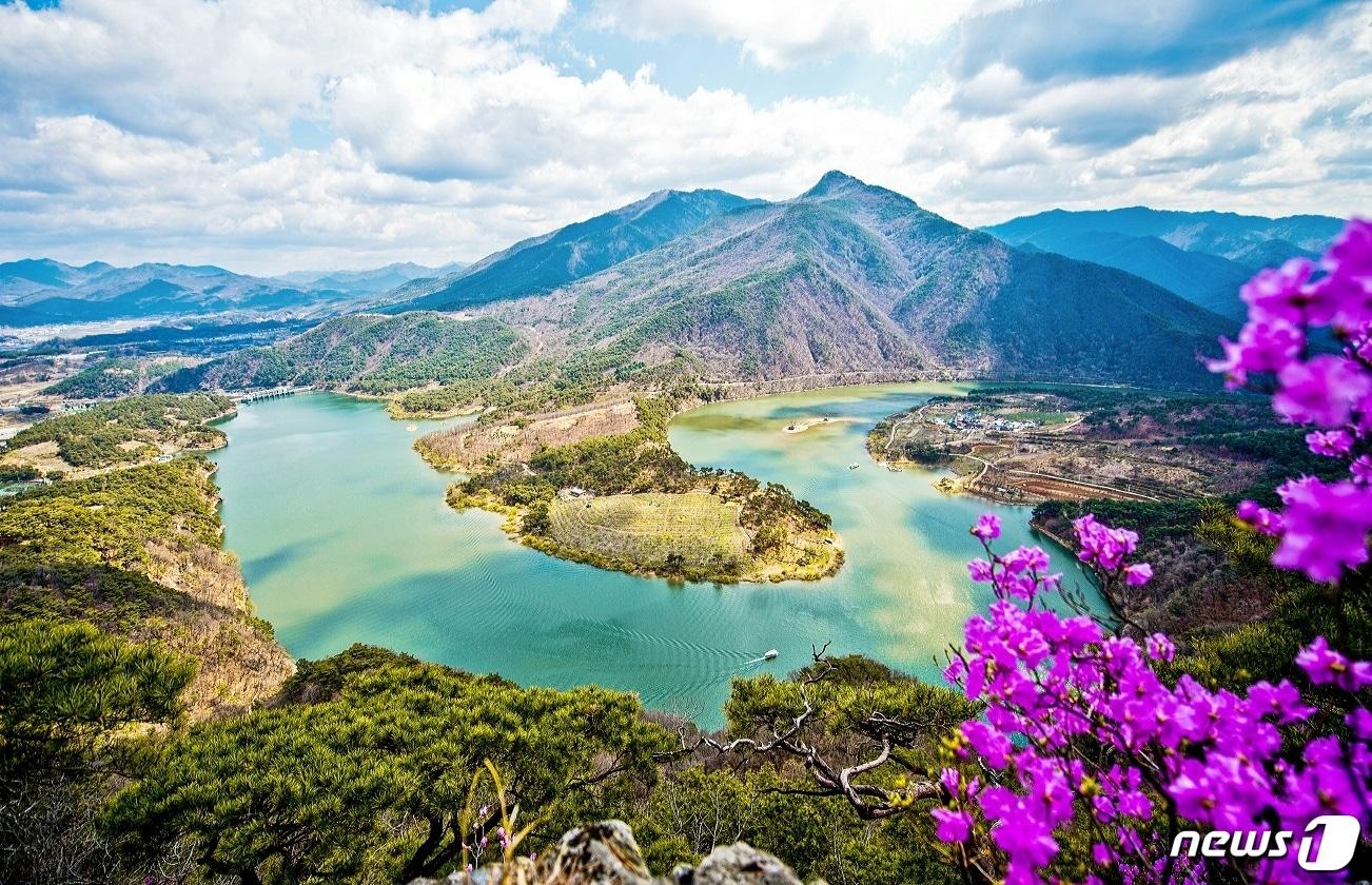 본문 이미지 - 괴산 산막이 옛길 봄 전경.(괴산군청 제공)ⓒ 뉴스1