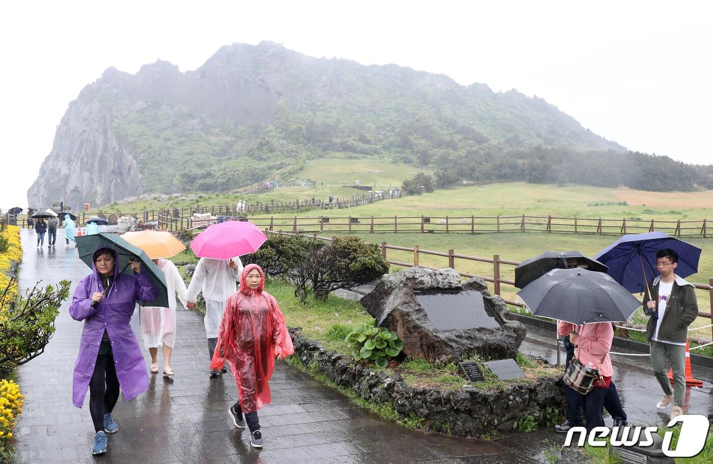 비 내리는 성산일출봉(자료사진)/뉴스1