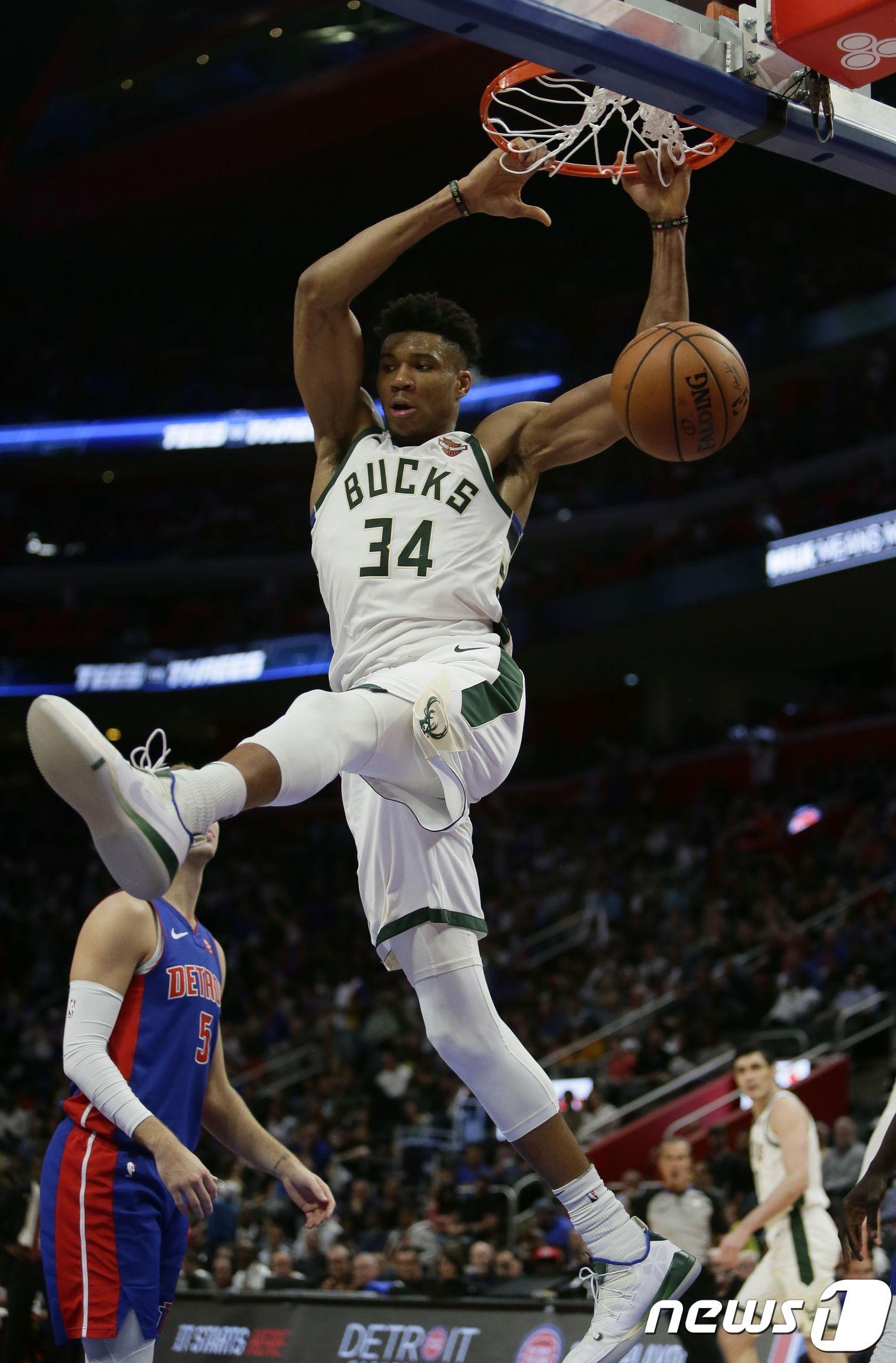 본문 이미지 - '그리스 괴인' 야니스 안테토쿤보가23일(한국시간) 미국 미시간주 디트로이트 리틀 시저스 아레나에서 열린 2018-19 미국프로농구(NBA) 플레이오프 1라운드 디트로이트와 4차전에서 41득점을 쏟아부었다. ⓒ AFP=뉴스1