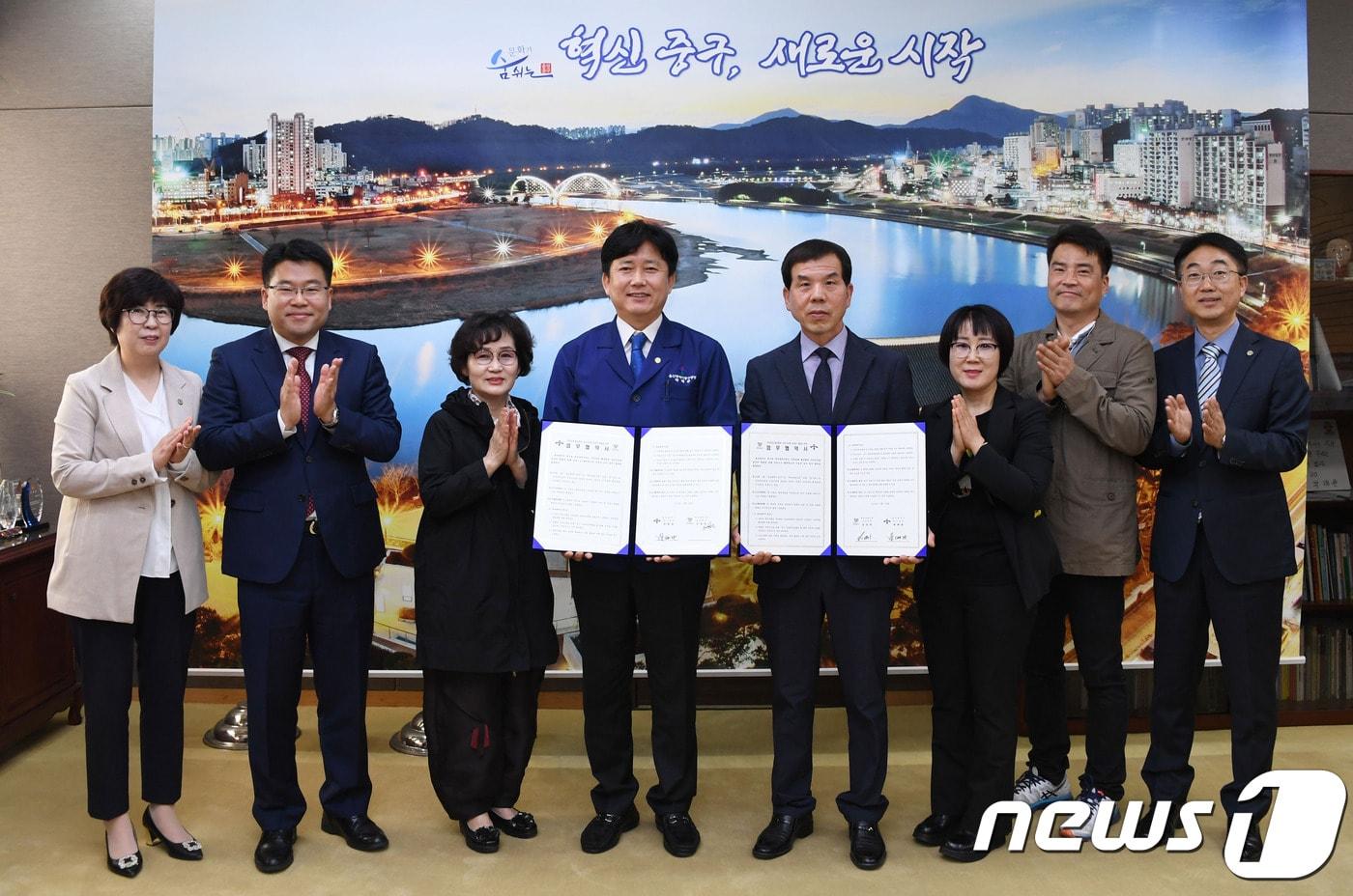 본문 이미지 - 중구는 23일 오전 구청장실에서 박태완 중구청장과 학성새벽시장 손영한 상인회장 등 학성새벽시장 관계자 등이 참석한 가운데 학성새벽시장과 '지역경제 활성화와 일자리 창출을 위한 업무협약'을 체결했다. ⓒ 뉴스1